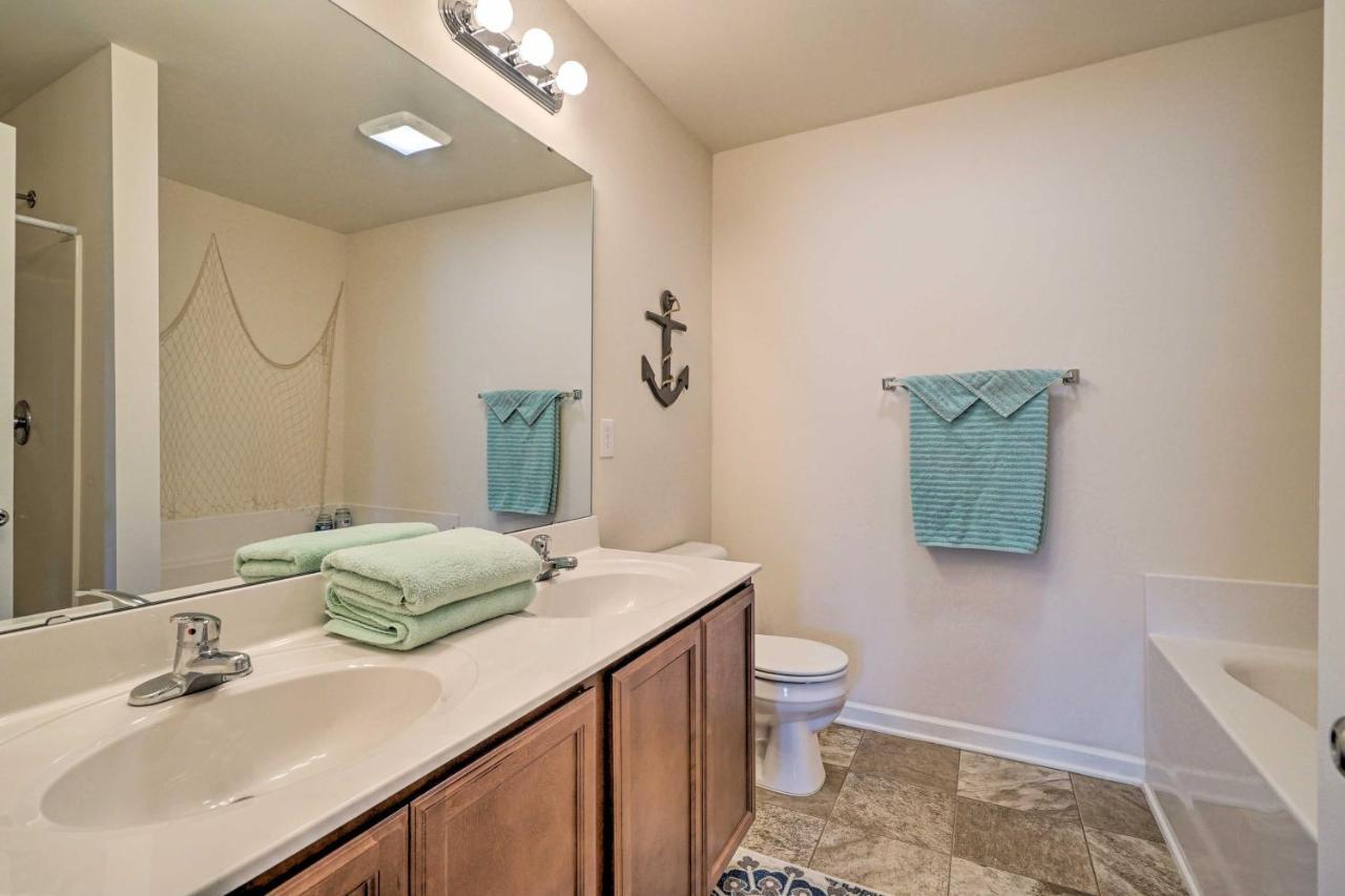 Modern Coastal Condo With Patio 1 Mi To Beaches! كارولينا بيتش المظهر الخارجي الصورة
