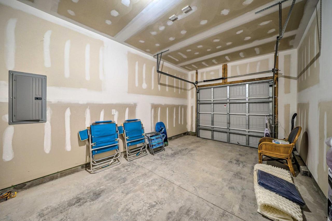 Modern Coastal Condo With Patio 1 Mi To Beaches! كارولينا بيتش المظهر الخارجي الصورة